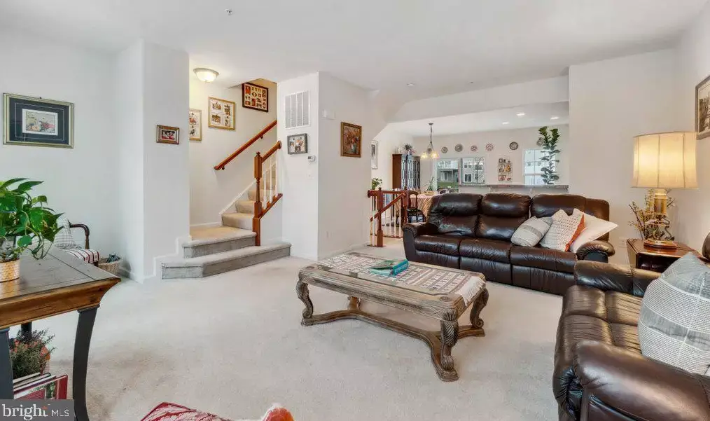 Living - 1280 Rannoch Ln