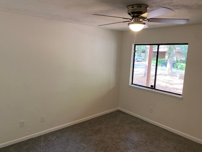 Building Photo - Recently Remodeled 2 Bedroom 1 Bathroom Du...