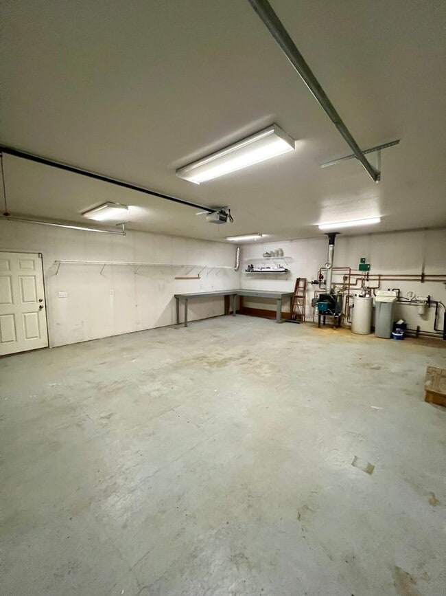 Building Photo - 3-Bedroom Home in North Pole / 2 Car Garag...