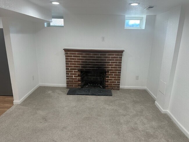 Building Photo - Wonderful updated basement apartment - Available 4/10/26
