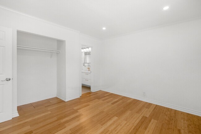 Building Photo - Updated 2BR Duplex in Angeles Mesa – Solar...
