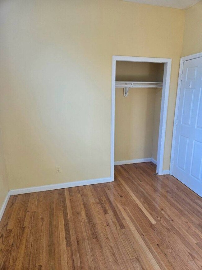 Building Photo - 121 Weirfield St