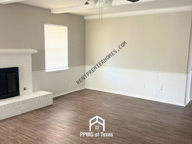 Building Photo - 10904 N Linn Ave