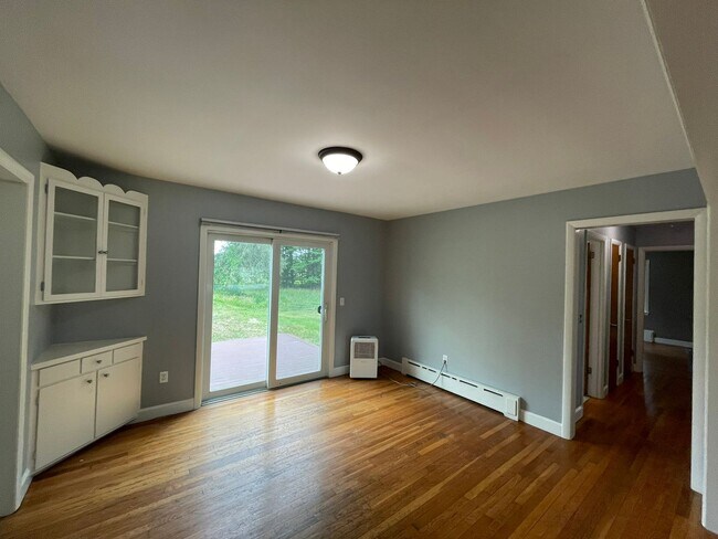 Building Photo - Single-Family Home for Rent - Dover, NH