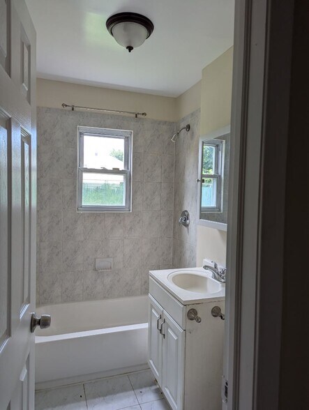 Building Photo - 5B Hemlock Dr