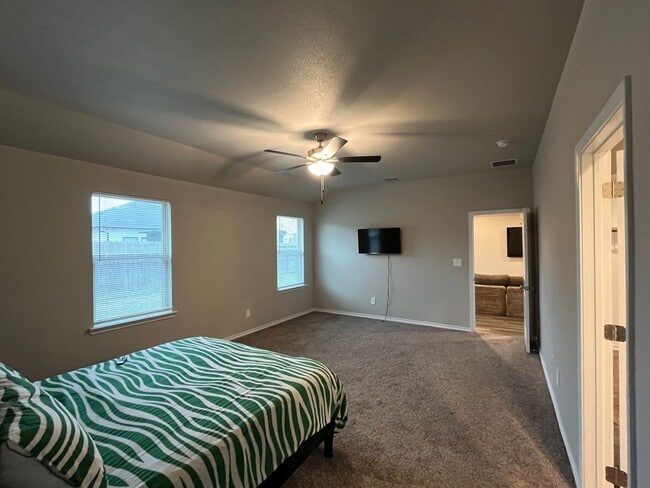 Building Photo - FOUR BEDROOM IN STARLIGHT ESTATES