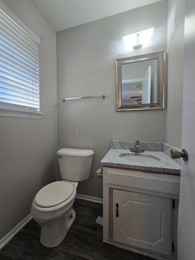 Building Photo - 3 Bedroom 2 Bath home in Shawnee!