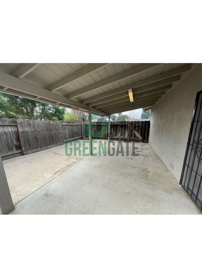 Building Photo - Spacious 4Bedroom 2Bath AVAILABLE NOW in Modesto!!