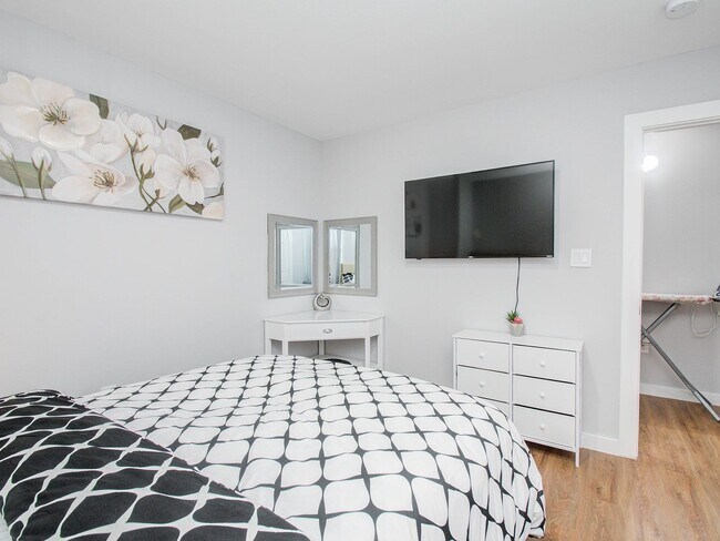 Building Photo - 6610 Haight St