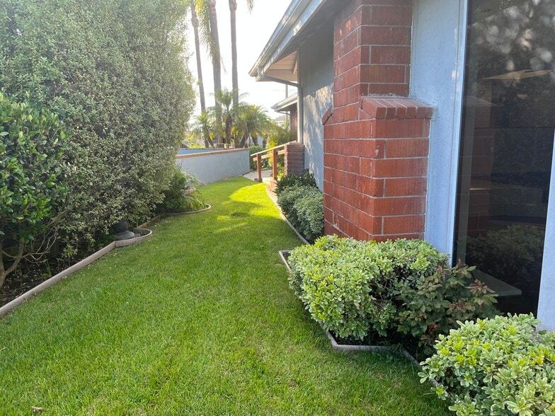 Side yard - 483 Calle Amigo