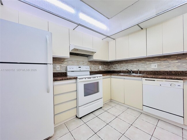 Building Photo - 2500 Parkview Dr