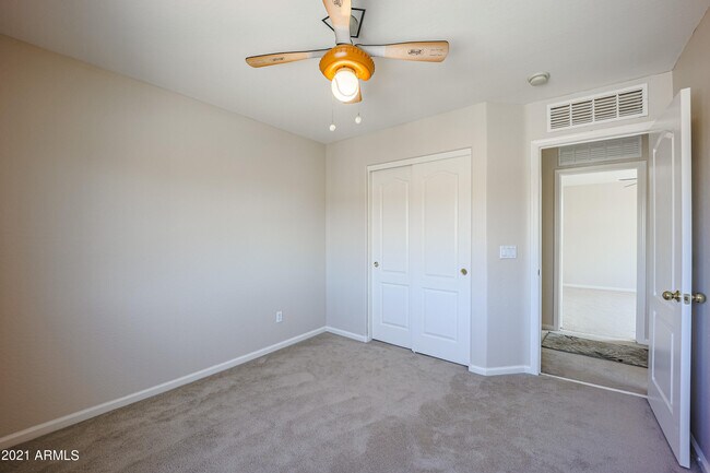 Building Photo - 10938 W Meadowbrook Ave