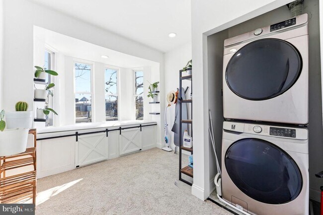 Building Photo - 737 Dolphin St