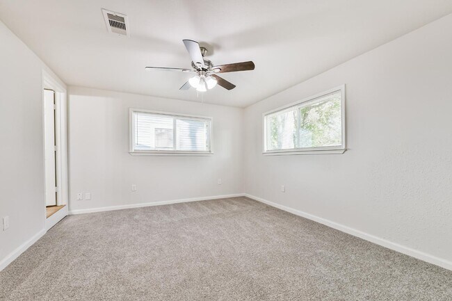 Building Photo - 706 Azalea St