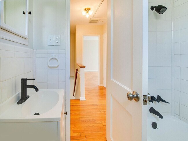 Building Photo - Stunning Myers Park 2 bedroom townhome sty...