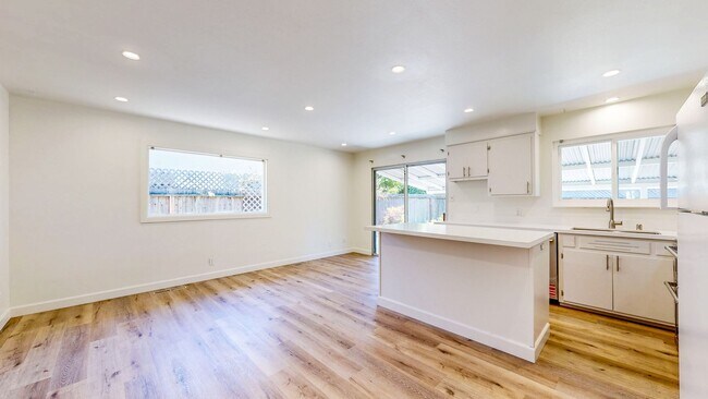 Building Photo - 1925 Leafgreen Dr