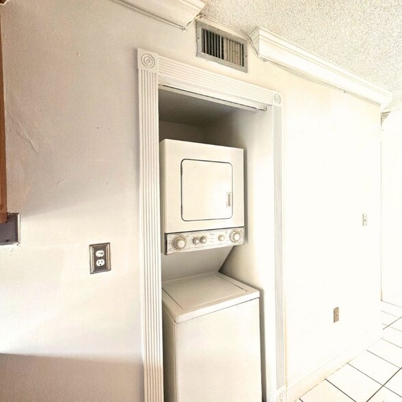Building Photo - 5460 W 31st Ct