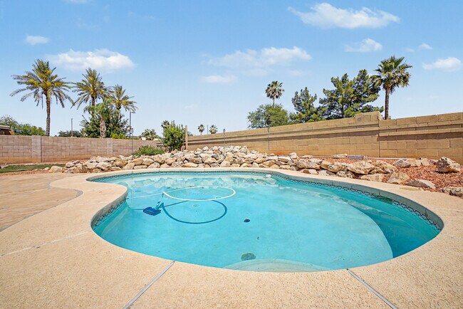 Building Photo - 20633 N 63rd Dr