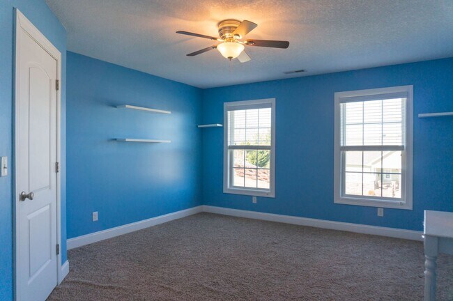 Building Photo - Spacious Home with Stunning Views