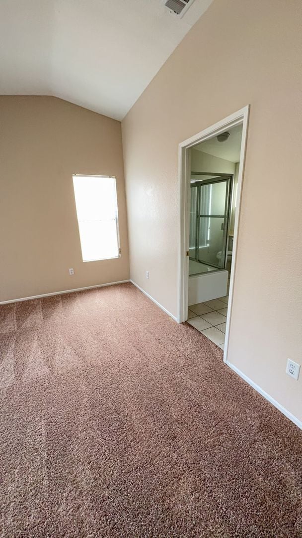 Building Photo - LARGE HOME WITH POOL! LOCATED CLOSE TO HWY...
