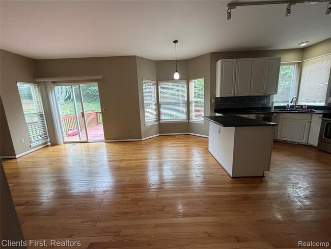 Building Photo - 35285 Pennington Dr