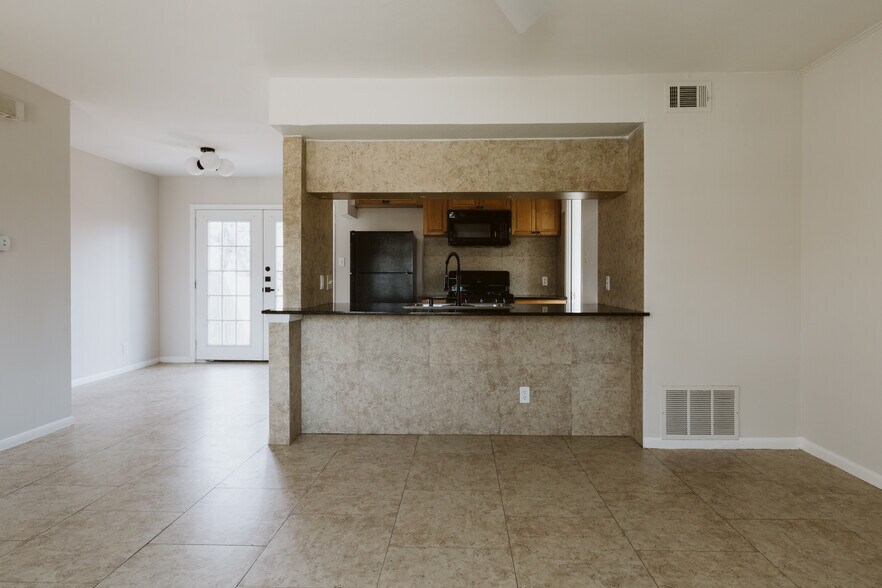 Building Photo - 1402 Fairfield Dr