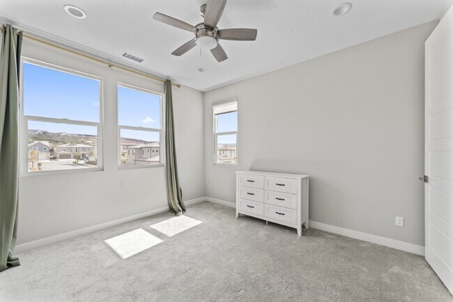 Building Photo - "Spacious Santa Clarita Sanctuary: 4-Bedro...
