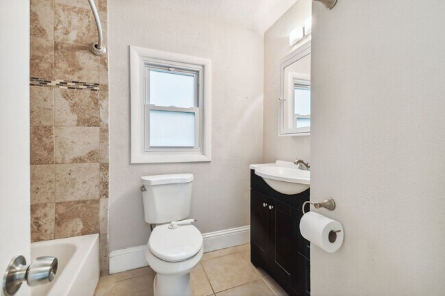 Building Photo - Charming 3 bed 2 bath North Kenwood home w...
