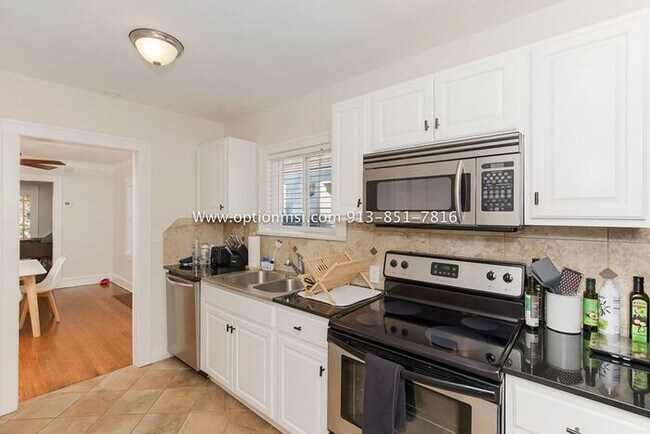 Building Photo - Charming, impeccably clean and maintained ...