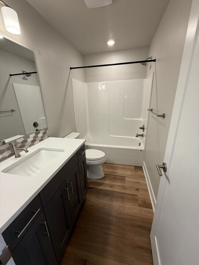 Building Photo - Petrosa!  3 Bdrm, 2.5 Bath 1450 sq ft Town...