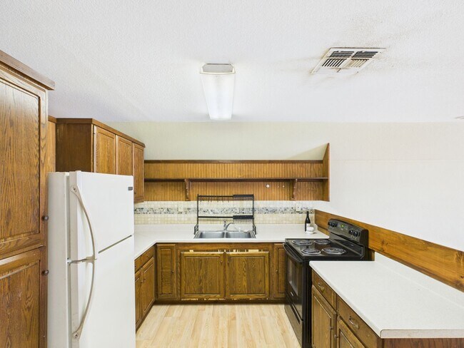 Building Photo - Cozy Apartment