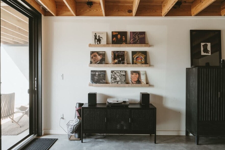 Building Photo - 503 NW D St