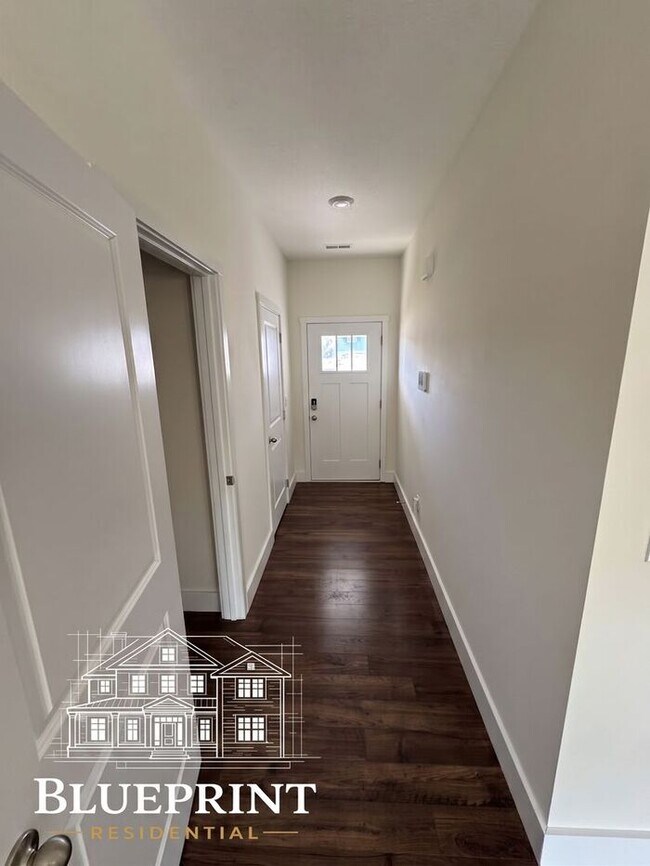Building Photo - 2024 build, great neighborhood, stainless appliances, granite countertops!