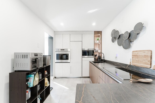 Building Photo - 800 E Camino Real