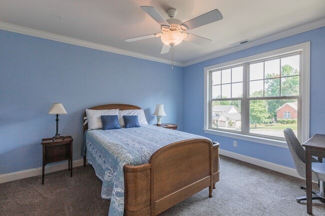 Building Photo - Fully Furnished Home!