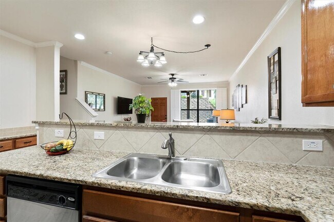 Building Photo - 2101 Town Centre Dr