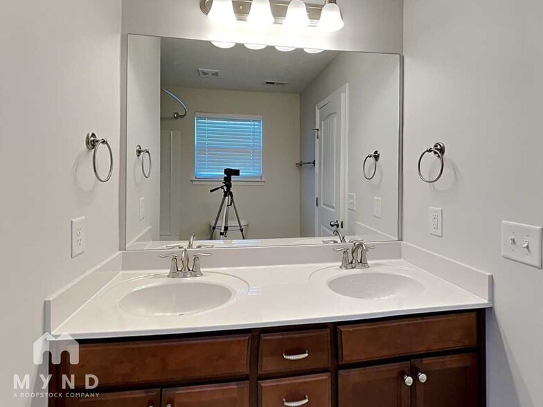 Building Photo - 302 Negri Ct