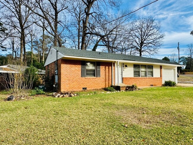 Building Photo - Inviting 3-Bedroom, 1.5-bath