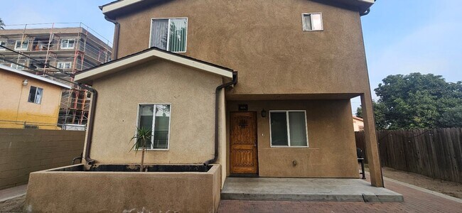 Building Photo - 75(611)