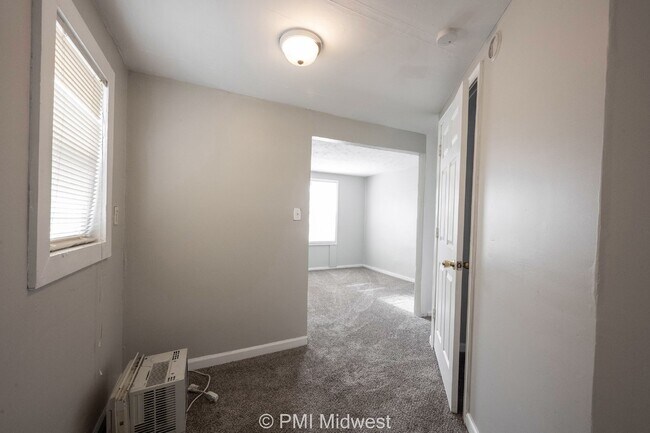Building Photo - Charming 3-Bedroom Duplex with 2 Full Bath...