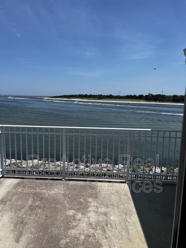 Building Photo - 9468 Bay Front Dr