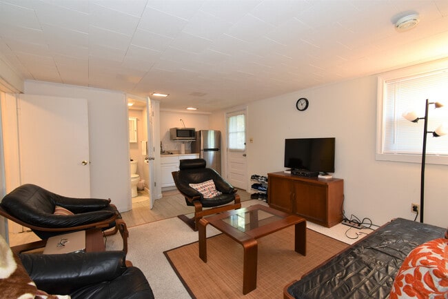 Building Photo - Fantastic 4 Bedroom, 3 Full Bathroom, Close in Bethesda Home!