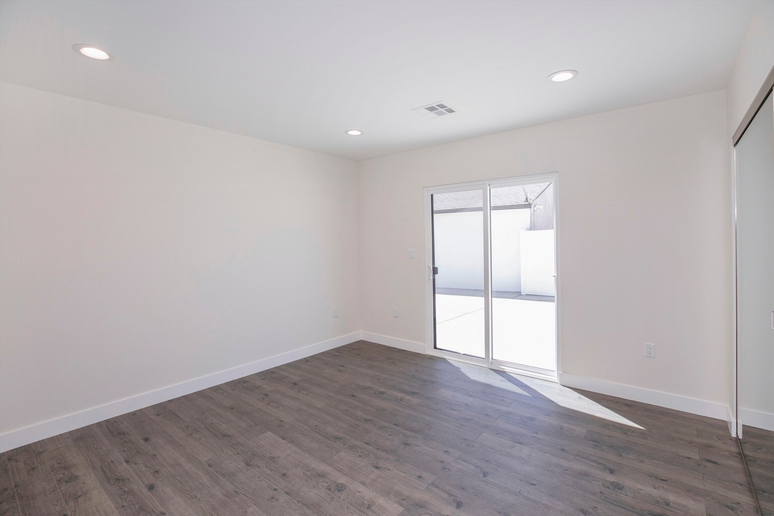 Building Photo - 10422 Woodley Ave