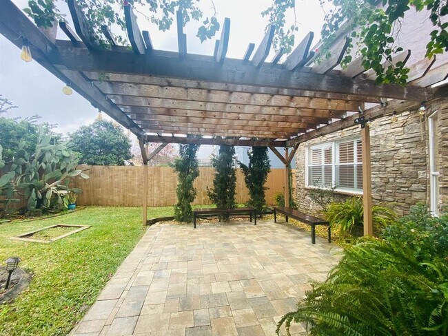 Building Photo - 3838 Regents Way