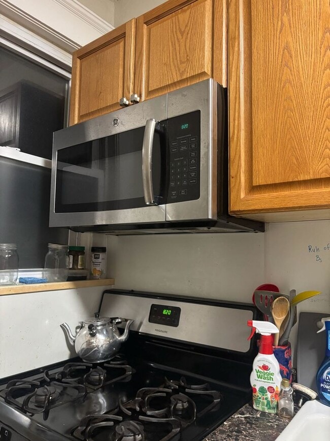 Building Photo - Charming 2BR in East Rock | Hot Water Included | Walk to Yale & SOM