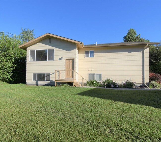 Building Photo - 2Bed 1.5Ba W/ Carport! Close to Trails, Ho...