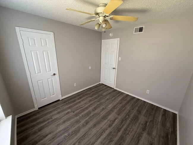 Building Photo - 3 Bedroom 1 Bath Home Available