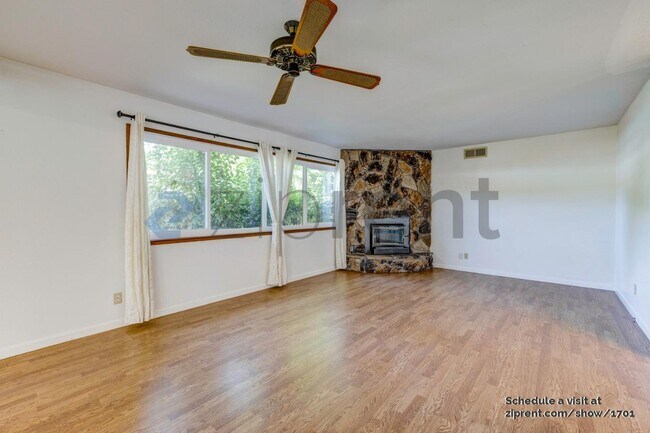 Building Photo - 950 Pecan Pl