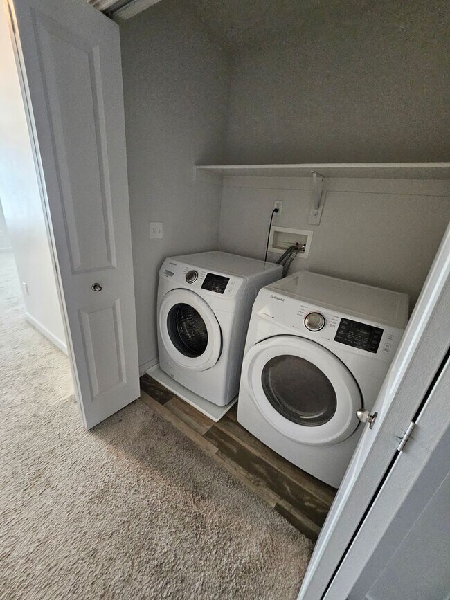 Building Photo - 4 Bedroom Town Home for Rent