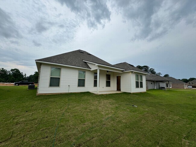 Building Photo - Like New Construction in Haughton...